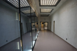 Architektonické studio KOGAA využilo v kreativním hubu KUMST skleněné desky fasády rekonstruovaného obchodního centra