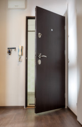 Jak vybrat bezpečnostní vchodové dveře, které podtrhnou design vašeho domu?