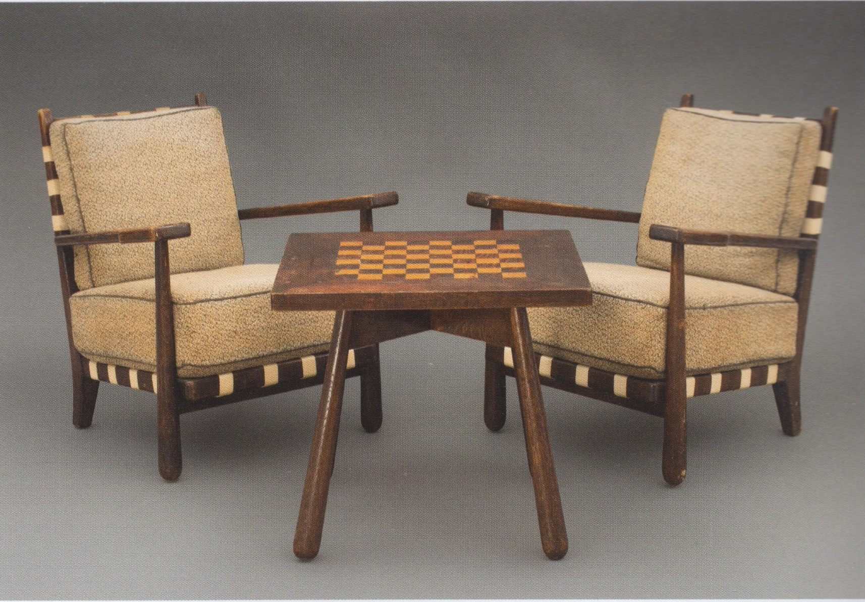 Křesla a stolek s šachovnicí navržené pro Krásnou jizbu