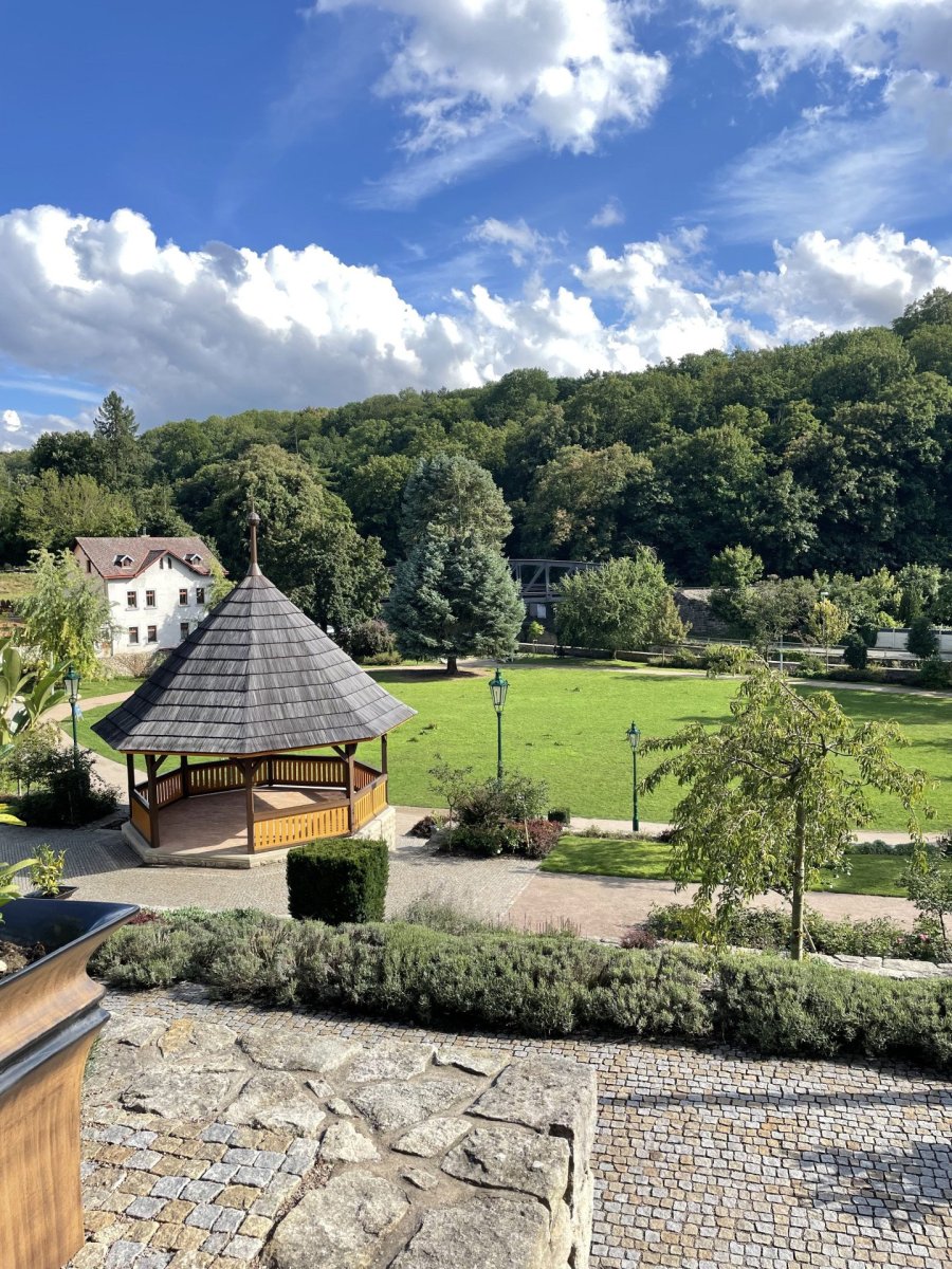 Park pod Vlašským dvorem nedávno revitalizoval kutnohorský architekt Ondřej Kubík