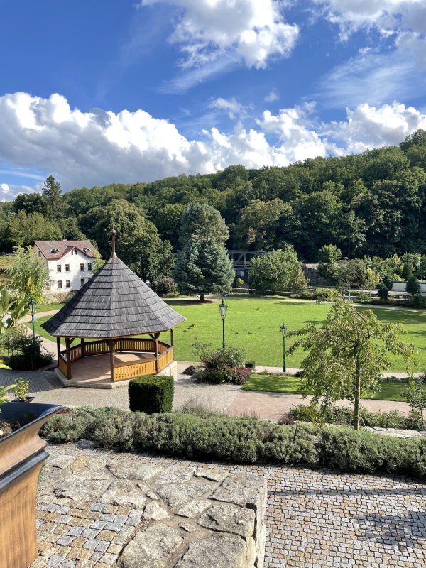 Park pod Vlašským dvorem nedávno revitalizoval kutnohorský architekt Ondřej Kubík