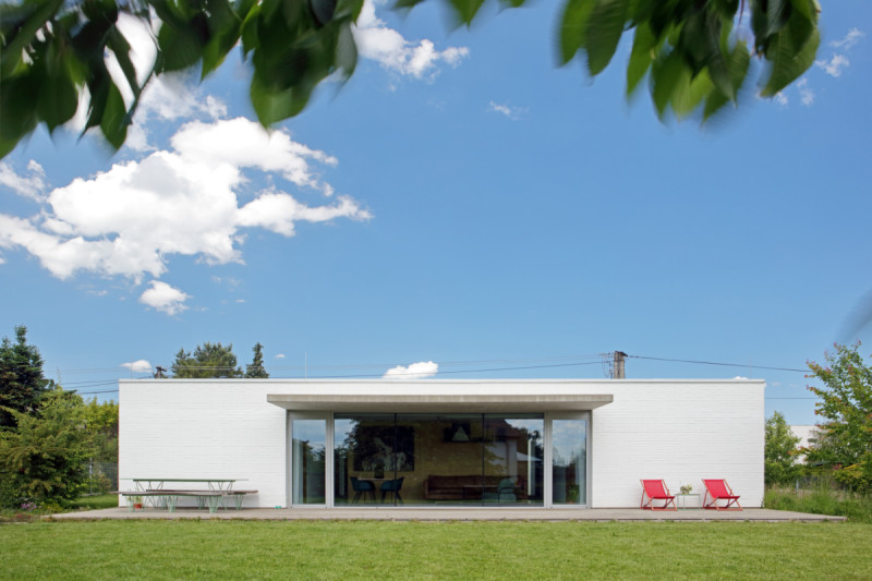 Pohled na dům ze zahrady, kam se otevírá hlavní obytný prostor. (Rodinný dům Polanka nad Odrou; bydloarchitekti)