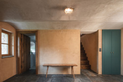 Z interiérů šly pryč všechny dodatečné úpravy. (Rekonstrukce rodinného domu na Šumavě, Archport)