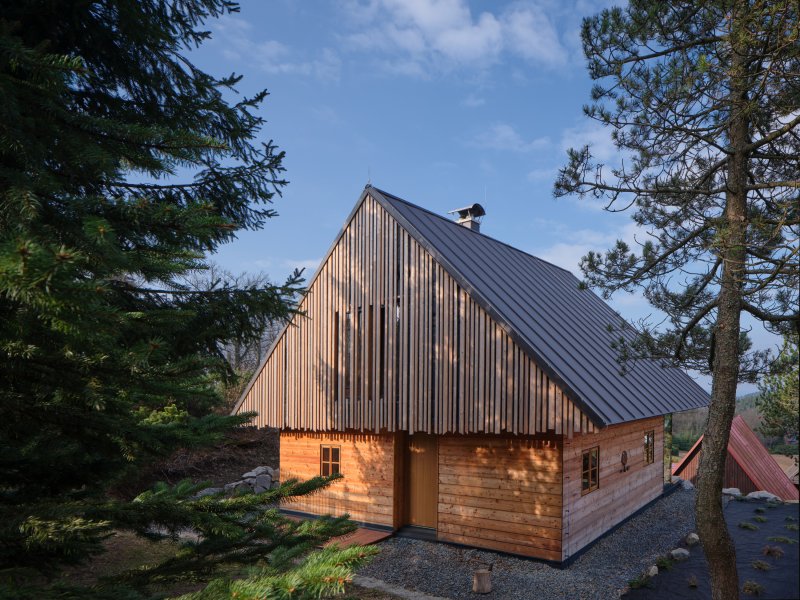 Východní strana chaty dostala "výraz valašského srubu". (Chata Kohútka od SENAA architekti)