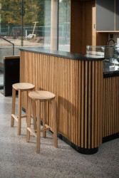 Hráči se zde mohou občerstvit v kavárně. 