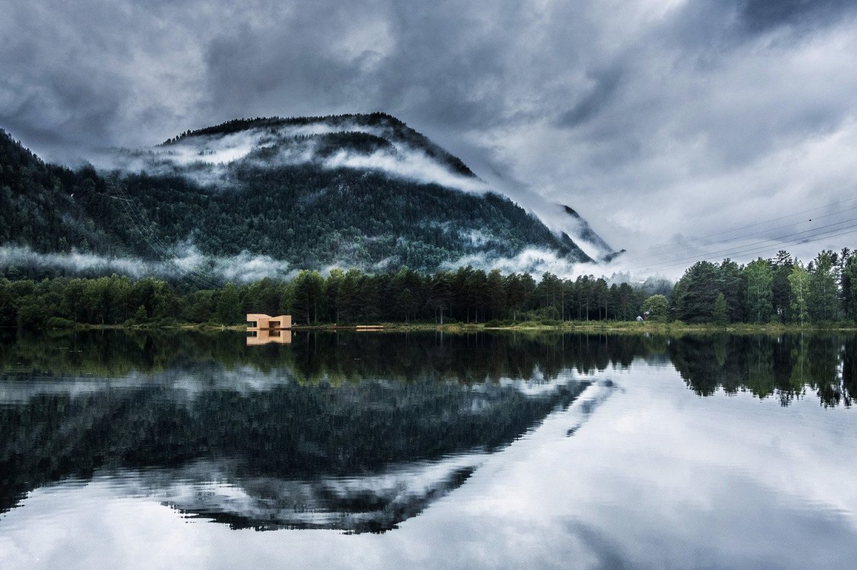 Feste Landscape Architecture navrhli saunu plující na norském jezeře Bandak