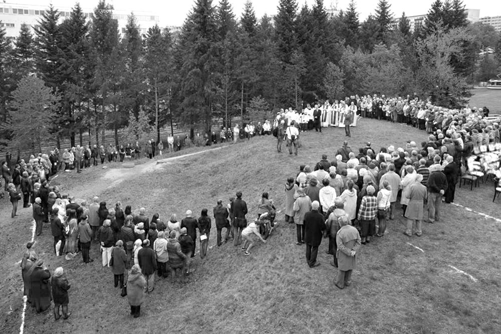 Při žehnání pozemku byl vytyčen na místě stavby kruh – obrys budoucího kostela. Příchozí si stoupli kolem něj a vytvořili tak živou slupku stavby.