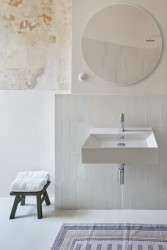 Rekonstrukce bytu v Karlových Varech, Plus One Architects: Co se týče materiálů, snažily se autorky jít cestou minimalismu, ve smyslu využití minima materiálů a výrazových prostředků