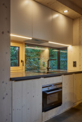 Dřevěná chata na břehu Vranovské přehrady od studia Prodesi/Domesi