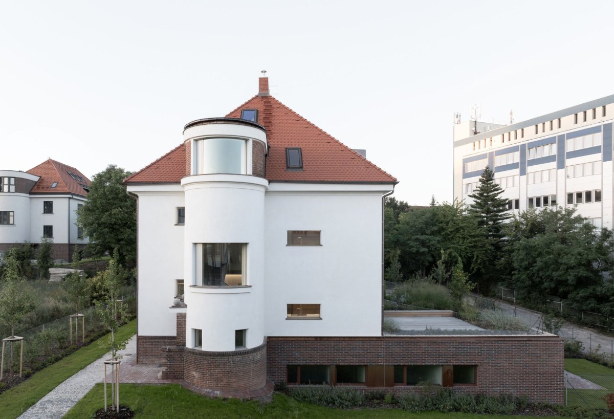 Je jich celkem šest, mají dispozice 4+kk a 3+kk a taky zahrady, terasy nebo lodžie. (Rekonstrukce a přístavba k vile v Praze-Vinohradech, PAPUNDEKL ARCHITEKTI)