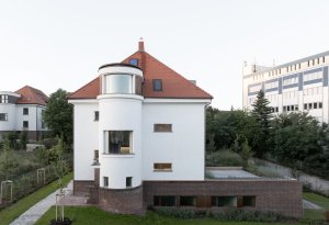 Je jich celkem šest, mají dispozice 4+kk a 3+kk a taky zahrady, terasy nebo lodžie. (Rekonstrukce a přístavba k vile v Praze-Vinohradech, PAPUNDEKL ARCHITEKTI)