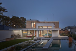 Rodinný dům u Pardubic, 0,5 Studio: Architekti se rozhodli umístit dům na parcelu k ulici a otevřít jej směrem k parcele druhé – se zahradou a biotopem