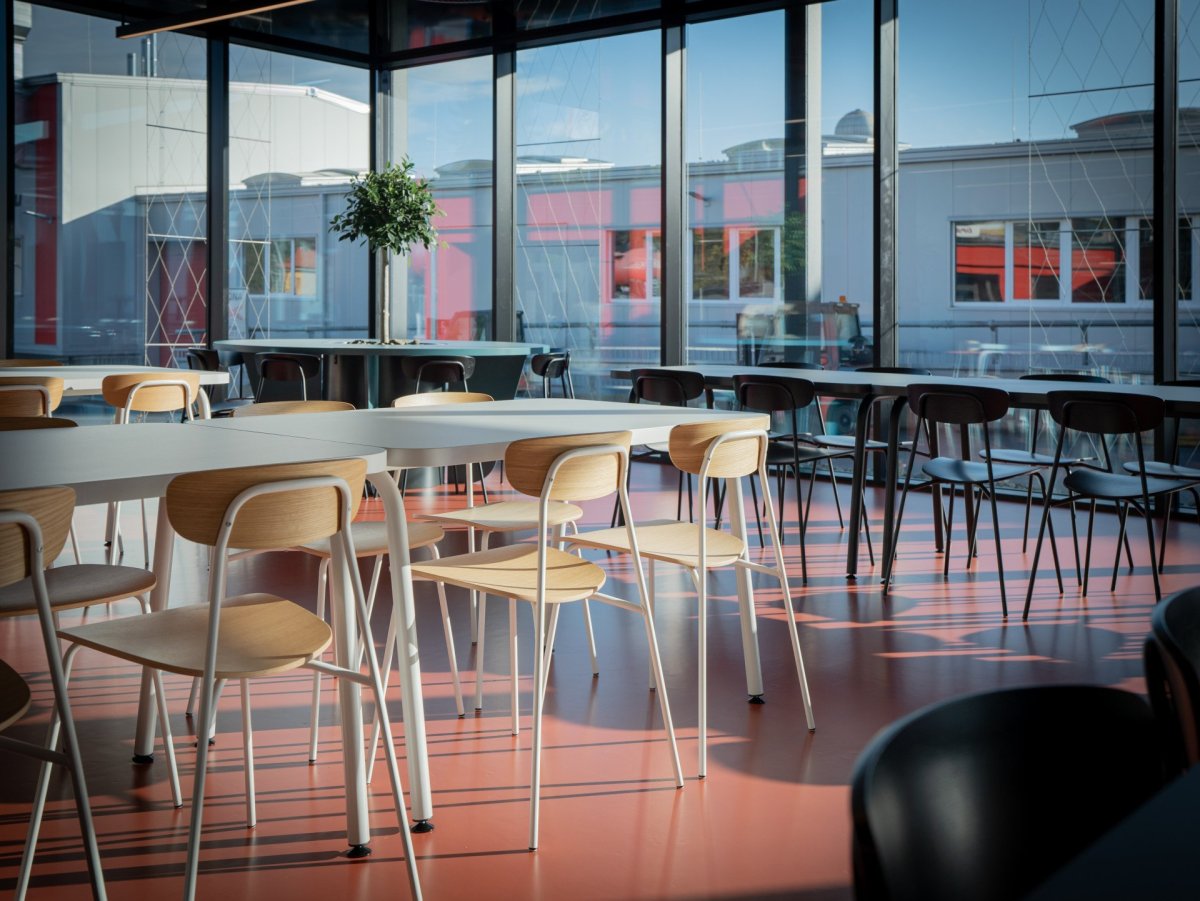 Mjölk architekti ve spolupráci s interiérovou designérkou Jitkou Třmínkovou navrhli jídelnu děčínské firmy RYKO.