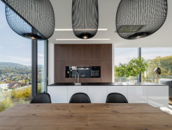 Pohled na kuchyň (Vila u Prahy, boq architekti)