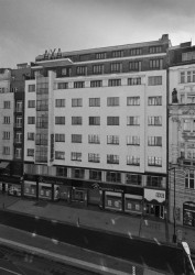 Zdeněk Lukeš: První jarní psí vycházka, hotel AXA