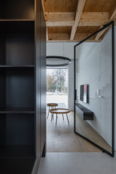 Zádveří a obývací pokj (Přízemní dům s fasádou z opalovaného dřeva; Luni architekti)