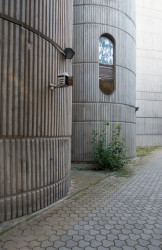 Detail fasády hlavní pošty ve Skopje.