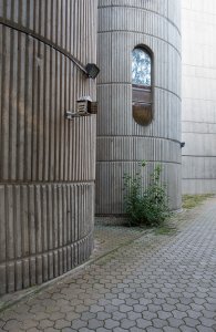 Detail fasády hlavní pošty ve Skopje.