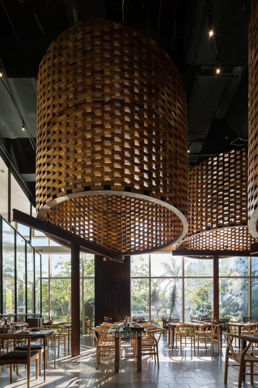 Objemné válce odkazují na tradiční vietnamské cihlové pece. (Restaurace Pizza 4P’s v Hanoji od česko – vietnamského studia ODDO)