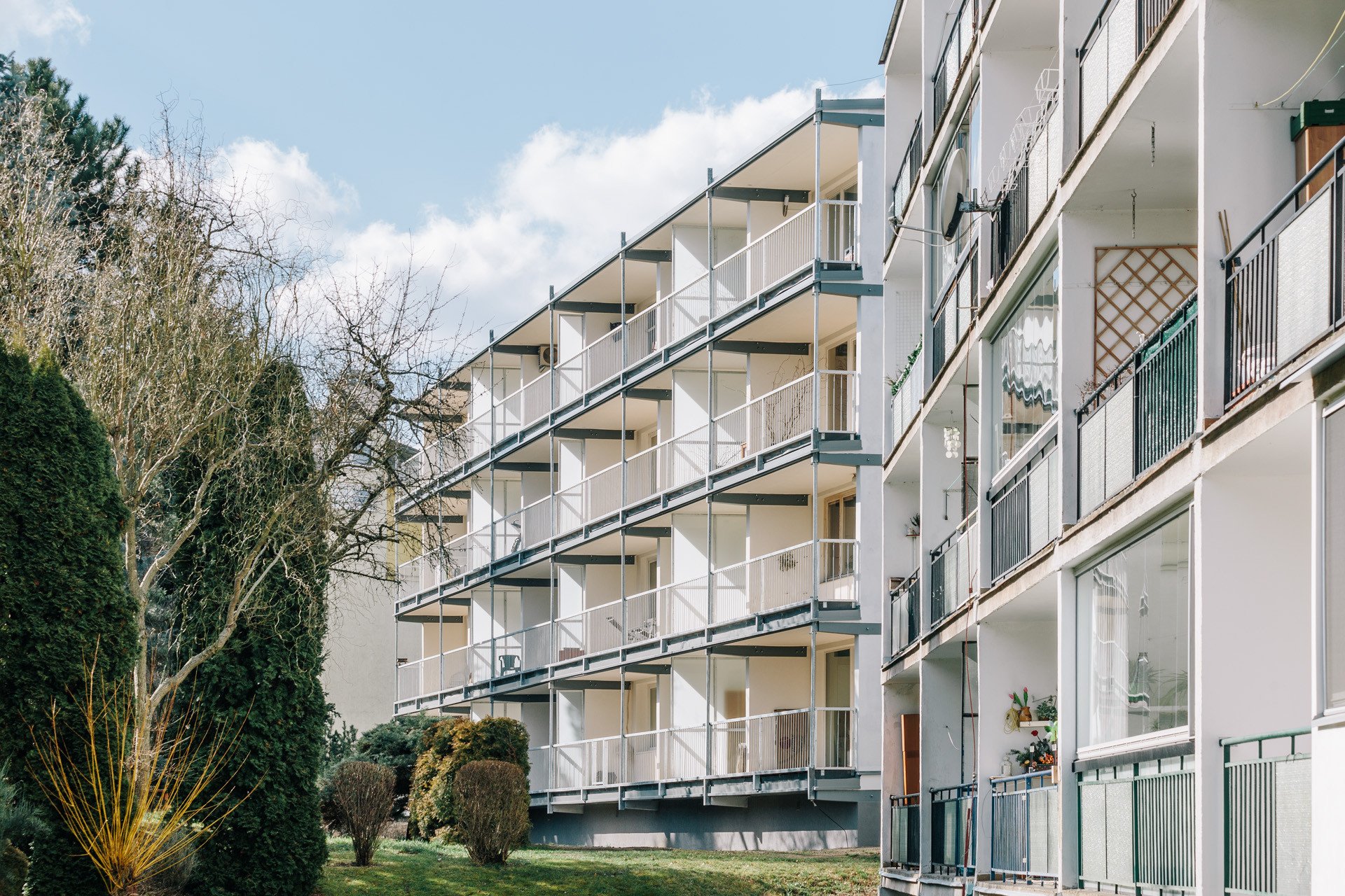 Re:architekti opravili fasádu a přidali nové lodžie paneláku v pražské Hostivaři