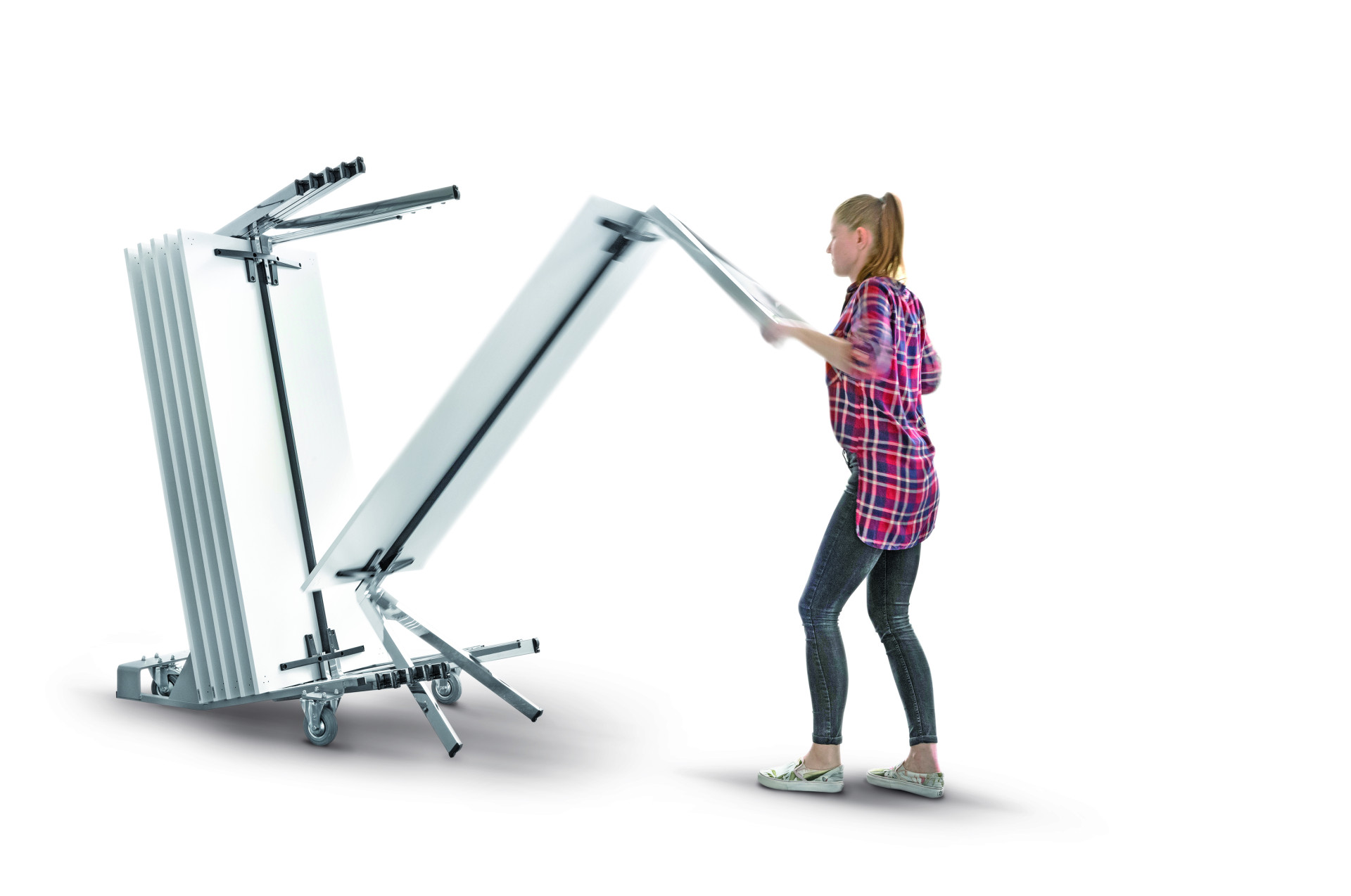 Stůl yuno se může skládat jak na sebe, tak "nastojato".