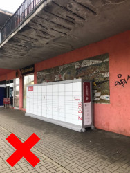 Box v Mostě před uměleckým dílem. Vyfotil náš čtenář David Mach