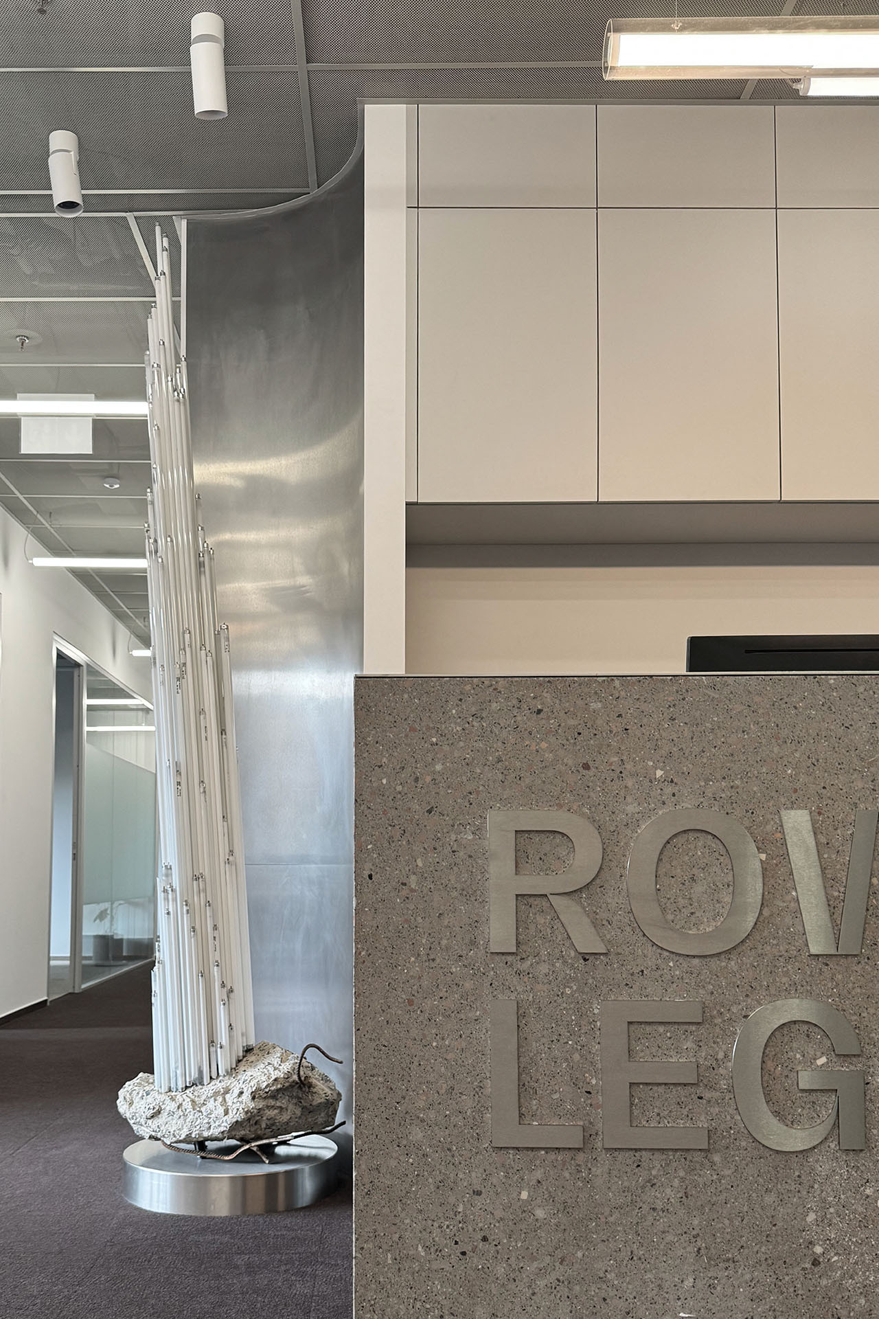 Použil řadu recyklovaných materiálů, třeba pult recepce je z recyklovaného betonu. (Kanceláře právnické firmy Rowan Legal, ateliér HRA)