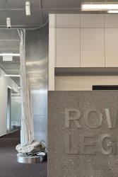 Použil řadu recyklovaných materiálů, třeba pult recepce je z recyklovaného betonu. (Kanceláře právnické firmy Rowan Legal, ateliér HRA)