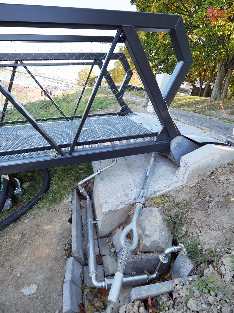 Přístupová lávka s přípojkami inženýrských sítí.