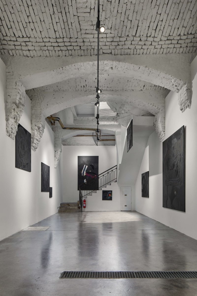 Interiér Galerie Karpuchina v Praze od studia Plus One Architects