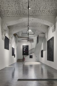 Interiér Galerie Karpuchina v Praze od studia Plus One Architects