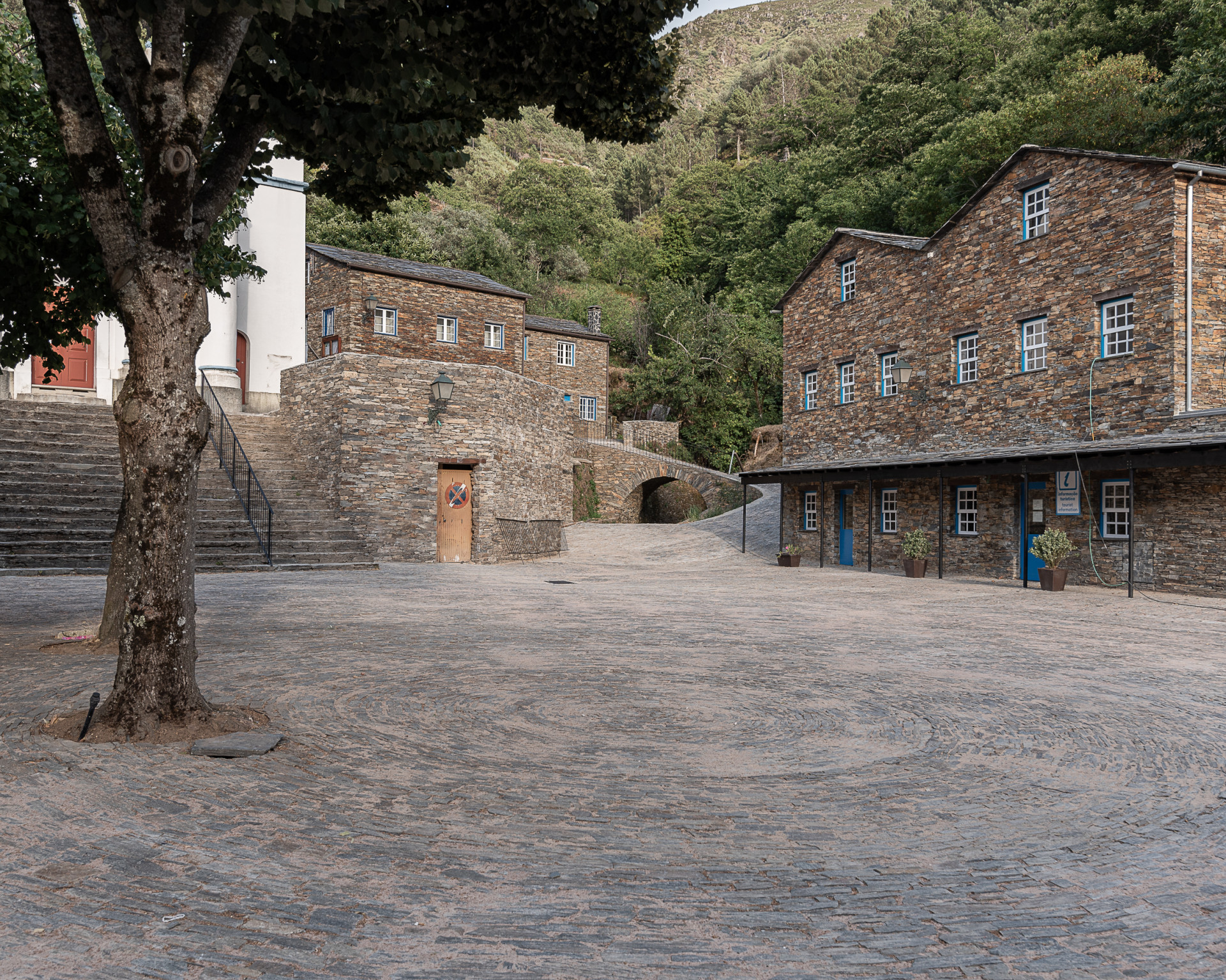 V rámci revitalizace byla náves předlážděna břidlicí - pro lokalitu tradičním materiálem, ze kterého jsou v Piódão postaveny i domy.