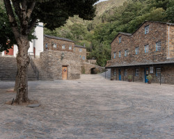 V rámci revitalizace byla náves předlážděna břidlicí - pro lokalitu tradičním materiálem, ze kterého jsou v Piódão postaveny i domy.