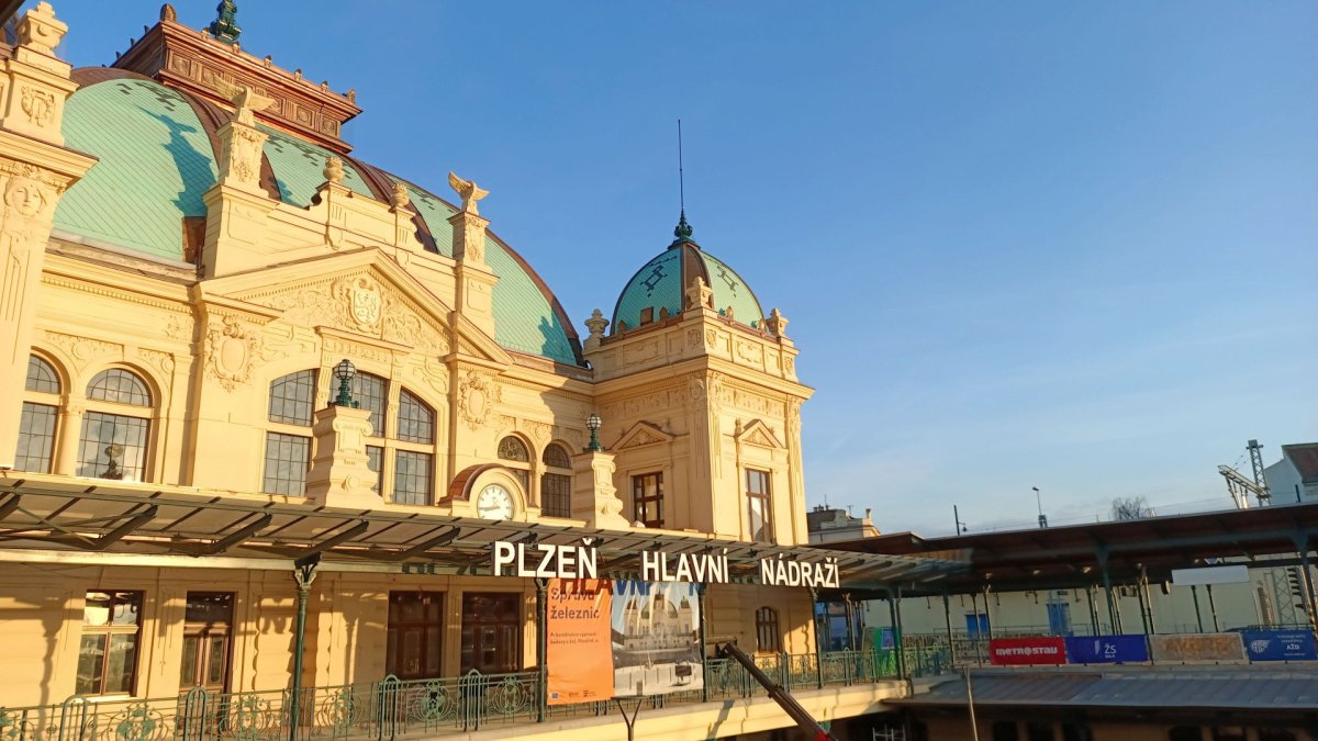 Budova hlavního vlakového nádraží Plzeň z roku 1908 po celkové rekonstrukci v roce 2024
