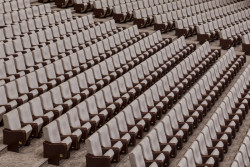 Hlavní sál hostil také přednášky dalajlamy, koncerty The Velvet Underground, Johnyho Cashe nebo Boba Dylena. A 3 roky se tu taky hrál veleúspěšný muzikál Dracula.