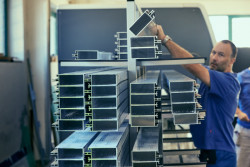 HI okna jsou produktovou značkou společnosti HINTON. Zaměřují se na kompletní dodávku a realizaci hliníkových oken, dveří a fasád