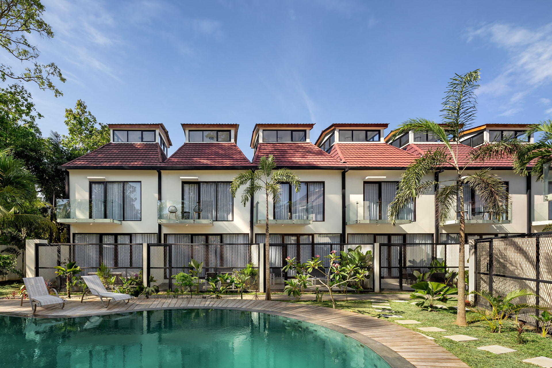 Součástí komplexu je bazén. (De Residence Pangandaran, Erik Petrus)