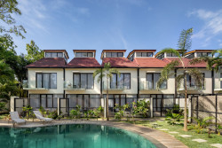 Součástí komplexu je bazén. (De Residence Pangandaran, Erik Petrus)