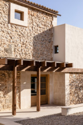 Nový otvor severním směrem zlepšil průchodnost i osvětlení společné kuchyně. (Farma Sa Taronja, Beef architekti)