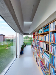 Dům s rampou, Prokš Přikryl: Soukromé patro s ložnicí a pokoji v bílé a dřevě spočívá na „lehkém“ a do zahrady maximálně otevřeném společenském prostoru se stropem a stěnami z přiznaného betonu