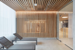 Wellness centrum lázní Aurora v Třeboni, Plus One Architects: Architektky interiéry wellness centra ladily do světlých odstínů.