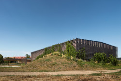 Druhé se nese ve znamení dřeva, předsazená fasáda z akátových latí sjednocuje starší přístavbu i nový sklad na víno. (Vinařství Kolby v Pouzdřanech, ORA)