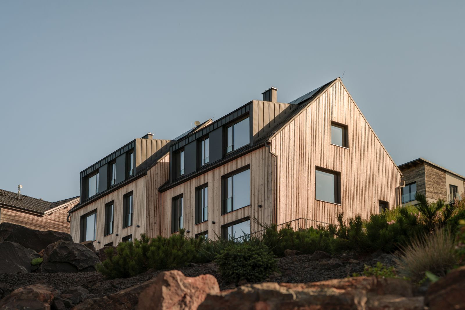  (Apartmánový dvojdům v Krušných horách; BekArch)
