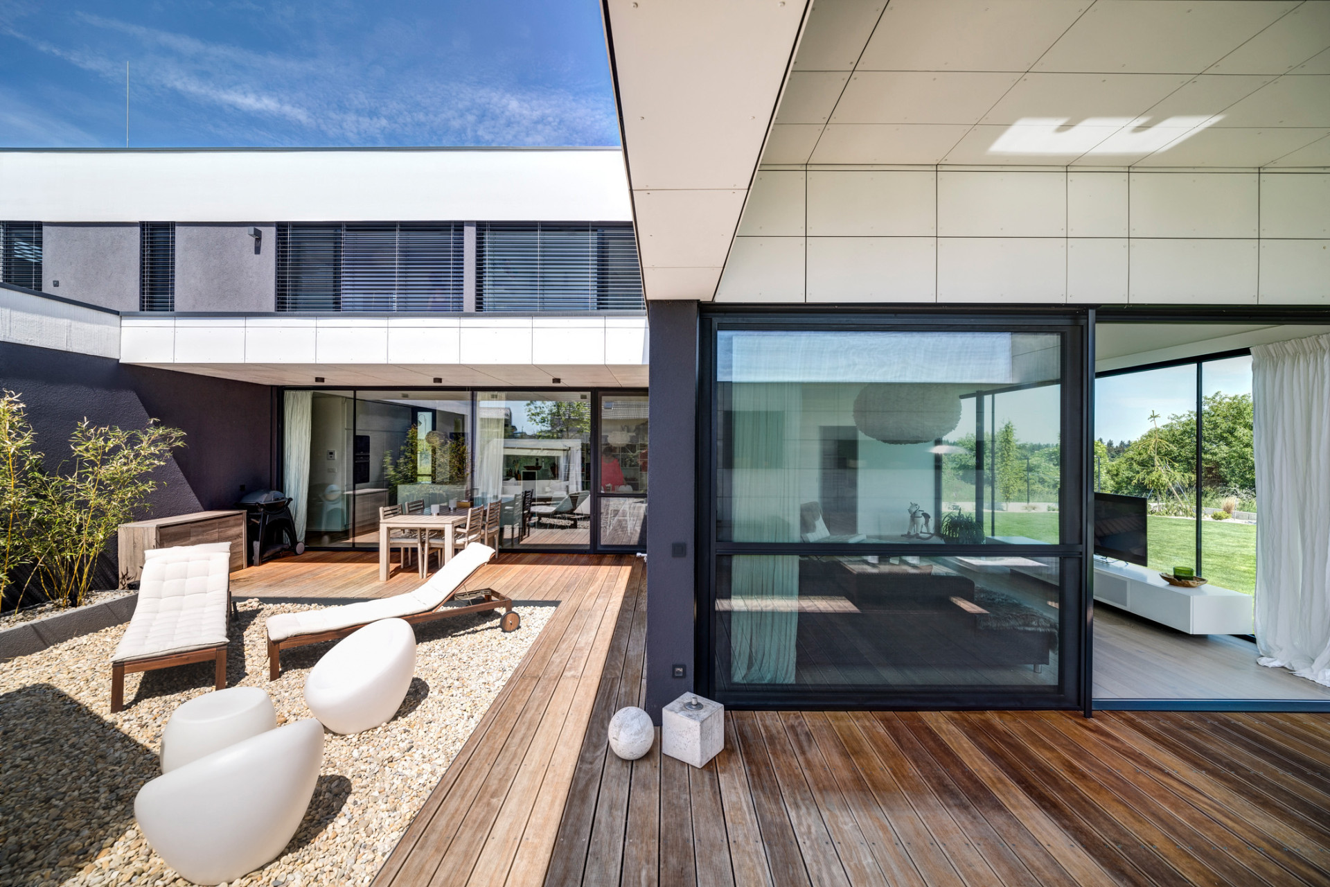 Ateliér MOLNÁR-PERÁČEK navrhli nízkoenergetická rodinný dům u Prahy