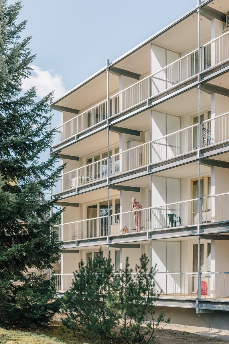 Re:architekti opravili fasádu a přidali nové lodžie paneláku v pražské Hostivaři