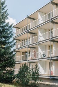 Re:architekti opravili fasádu a přidali nové lodžie paneláku v pražské Hostivaři