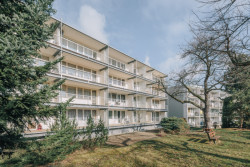 Re:architekti opravili fasádu a přidali nové lodžie paneláku v pražské Hostivaři