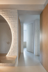 V centru bytu byla původně tmavá hala, po rekonstrukci ji nahradila koupelna a dětská šatna. ("Open space" byt v Hodoníně od Atel!er)