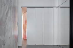 Ložnice se od zbytku prostoru dá oddělit taky mobilní příčkou. (Byt v Praze, ateliér Malfino)