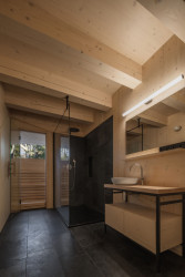 Pohled do koupelny (Chata na Šumavě, ateliér Markéty Cajthamlové)